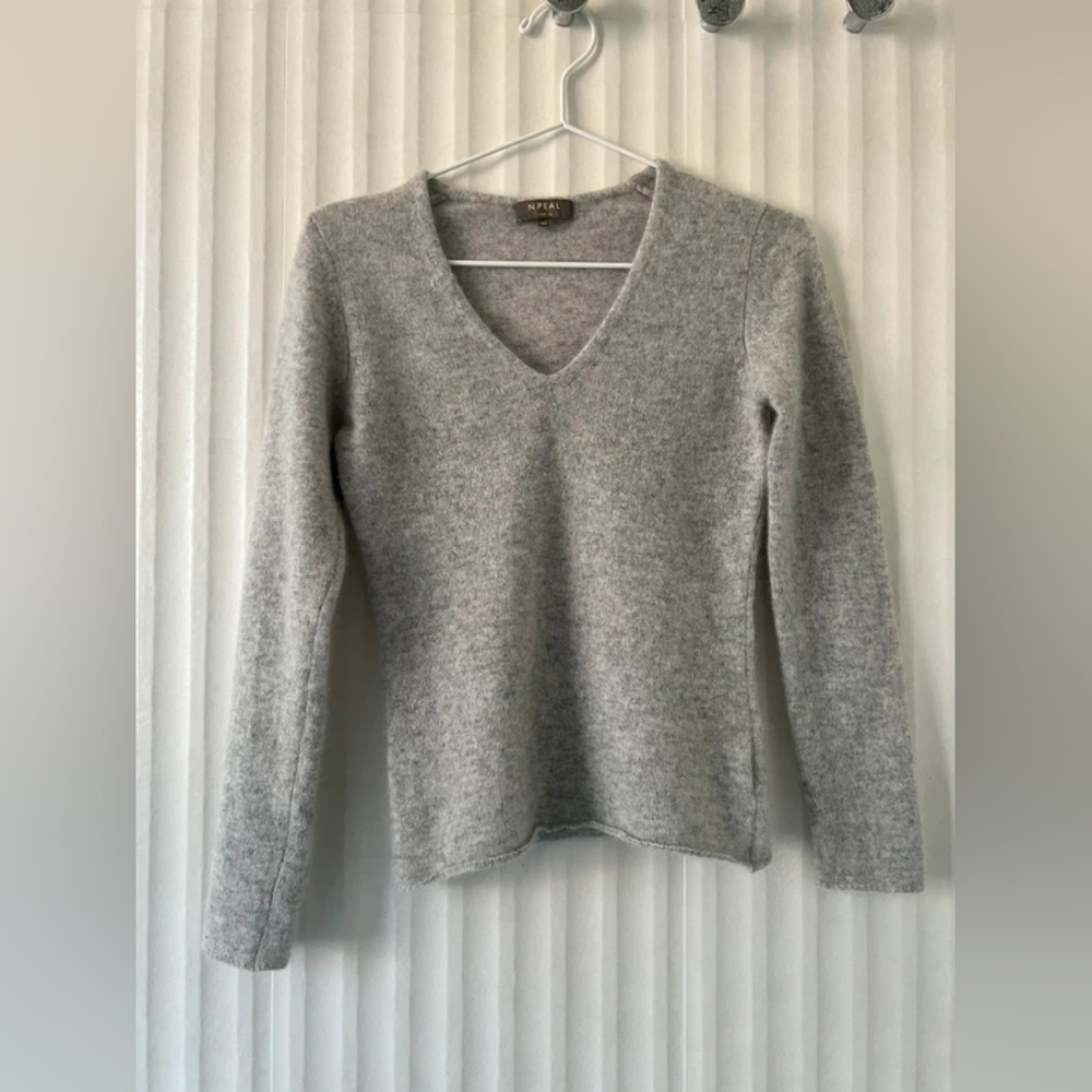 Wilfred Light Gray V-Neck Sweater